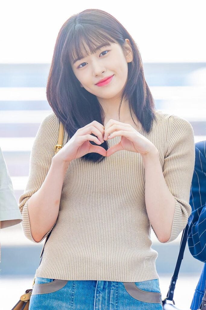 안유진 2023년 4월 7일 인천공항 착장