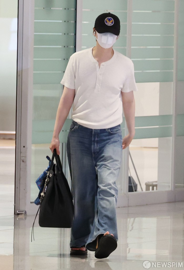 슈가 2026년 7월 21일 인천공항 착장